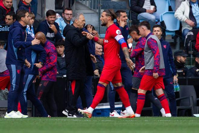 Gudelj celebra con Joaquín Caparrós su gol al Celta (Foto: Cordon Press).