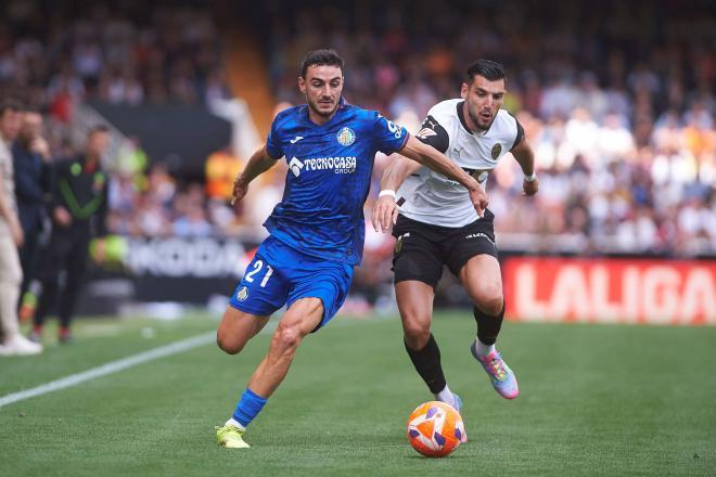Juan Iglesias pelea un balón con Rafa Mir en el Valencia-Getafe (Foto: Cordon Press).