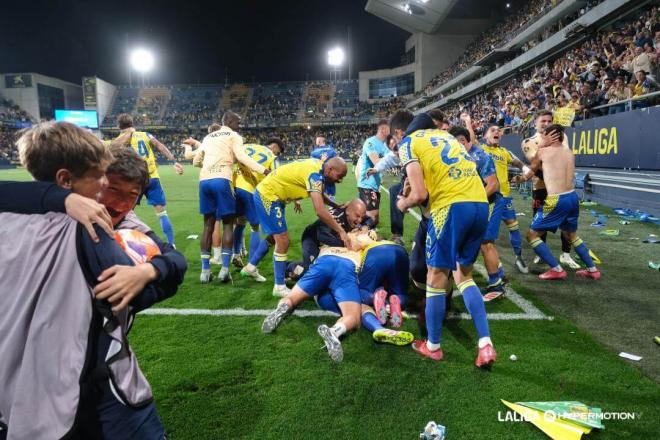 Los jugadores del Cádiz celebran el gol de la victoria ante el Almería (Foto: LaLiga).