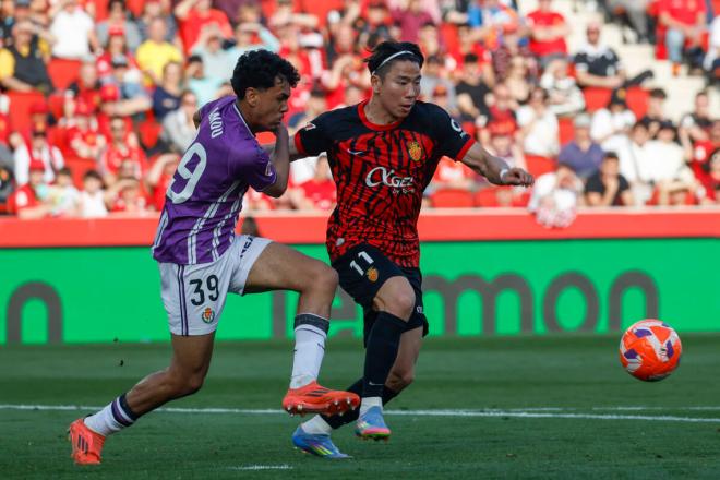 Takuma Asano y Adam Aznou pelean un balón en el Mallorca-Valladolid (Foto: EFE).