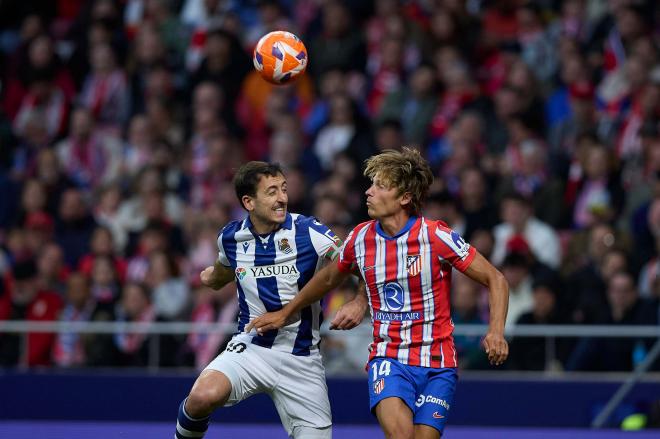 Mikel Oyarzabal pelea un balón con Marcos Llorente en el Atlético-Real Sociedad (Foto: Europa Pre