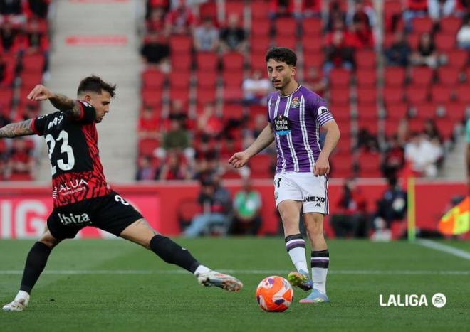 Raúl Moro filtra un pase ante Pablo Maffeo (FOTO: LALIGA)