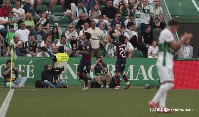 Roger Brugué celebra uno de sus goles en el Elche-Levante (Foto: LALIGA).