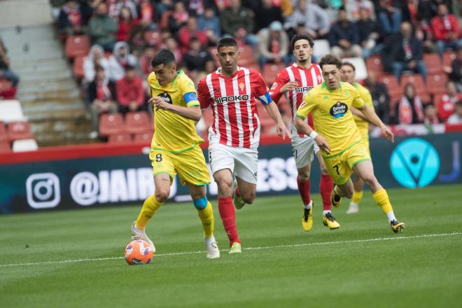 Diego Villares conduce delante de Cote en el Sporting-Deportivo (Foto: LALIGA).