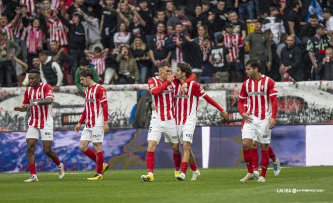 Los jugadores del Sporting celebran un gol al Deportivo (Foto: LALIGA).