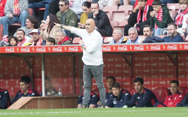Óscar Gilsanz da instrucciones en el Sporting-Deportivo (Foto: LALIGA).