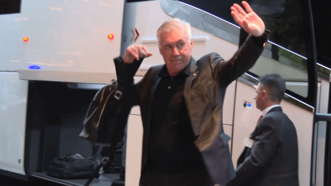 Carlo Ancelotti saluda a los aficionados al llegar al hotel en Barcelona