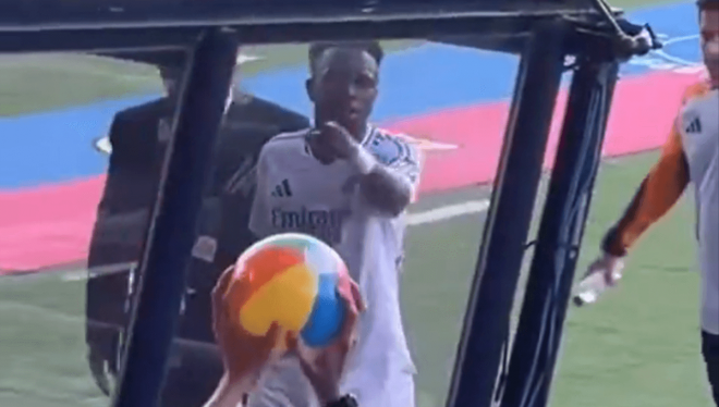 El gesto de Vinícius a un balón de playa en el Barça-Real Madrid