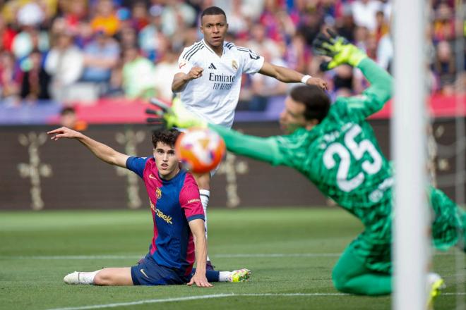 Pau Cubarsí ante Kylian Mbappé (EFE)