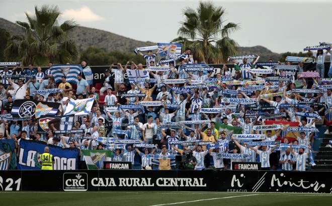 La afición del Málaga, en el estadio del Eldense (Foto: LaLiga).