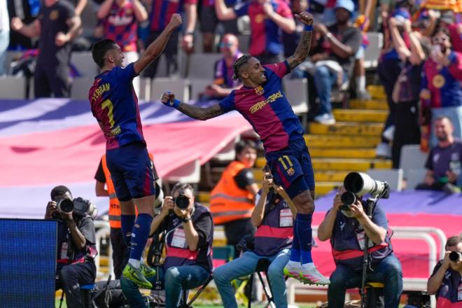 Raphinha celebrando la remontada junto a Ferran Torres (EFE)