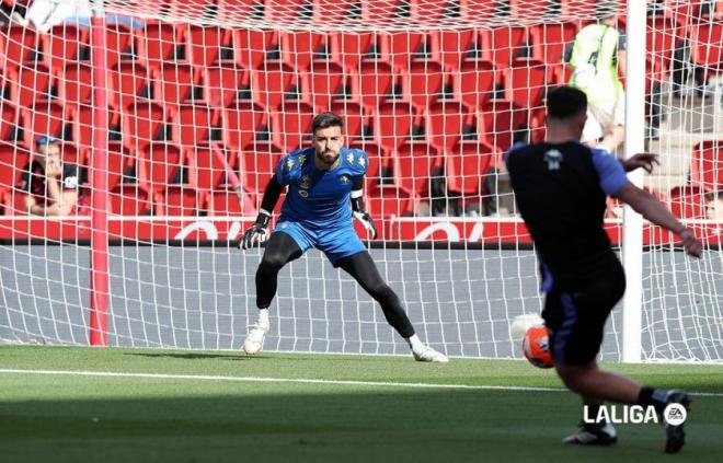 André Ferreira calentando en Son Moix (Foto: LALIGA).