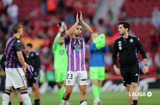 Anuar aplaude a la afición en Son Moix.