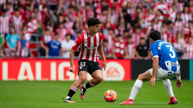 Aingeru Olabarrieta conduce el balón en el derbi Athletic-Alavés de San Mamés (Foto: Athletic Club).