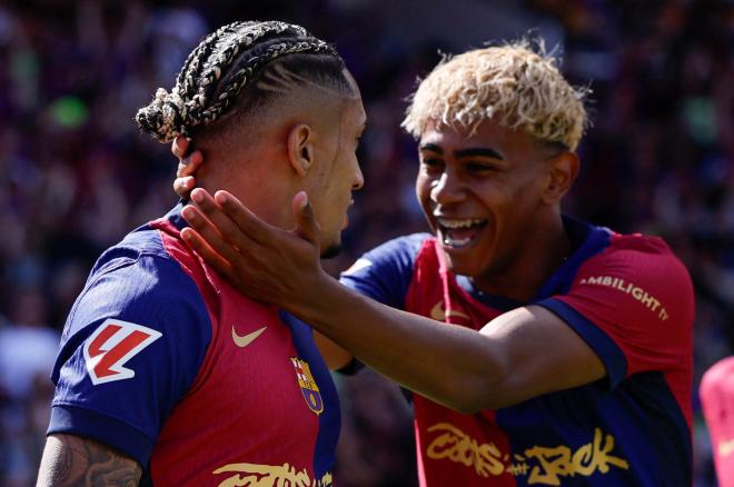 Lamine Yamal celebrando junto a Raphinha (EFE)