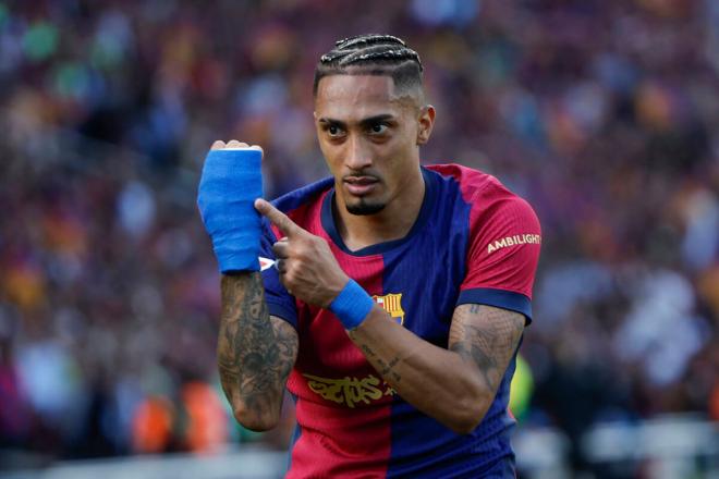 Raphinha se señala su venda tras marcar en el Clásico (Foto: EFE).