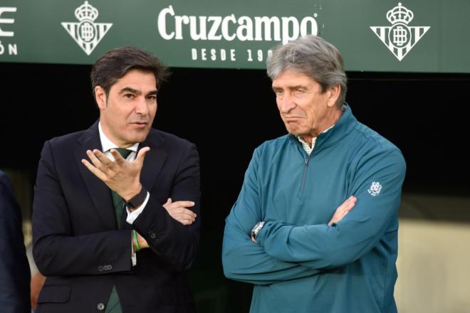 Manuel Pellegrini y Ángel Haro, en el Betis-Osasuna (Foto: Kiko Hurtado).