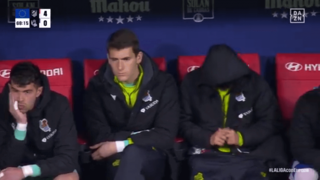 Rostros serios de los jugadores de la Real Sociedad en el banquillo (FOTO: Captura DAZN).
