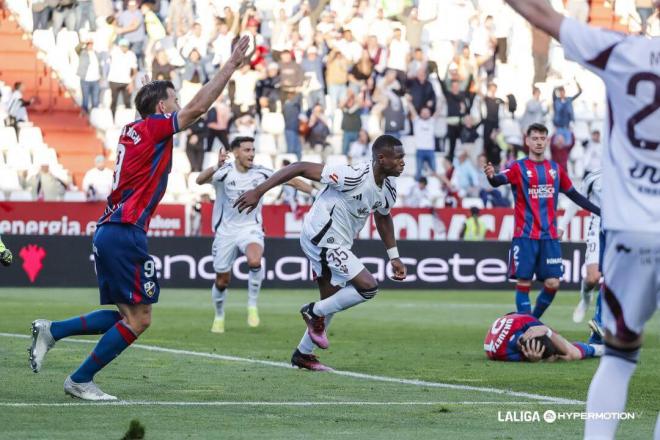 Christian Kofane celebra un gol en el Albacete-Huesca (Foto: LaLiga).