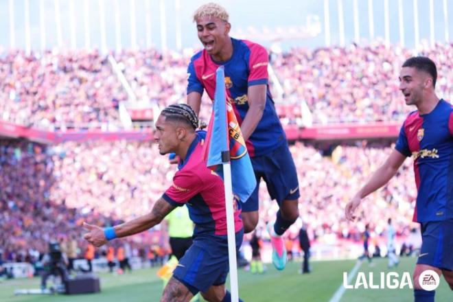 Raphinha y Lamine Yamal celebran un gol en el Barcelona-Real Madrid (Foto: LALIGA).