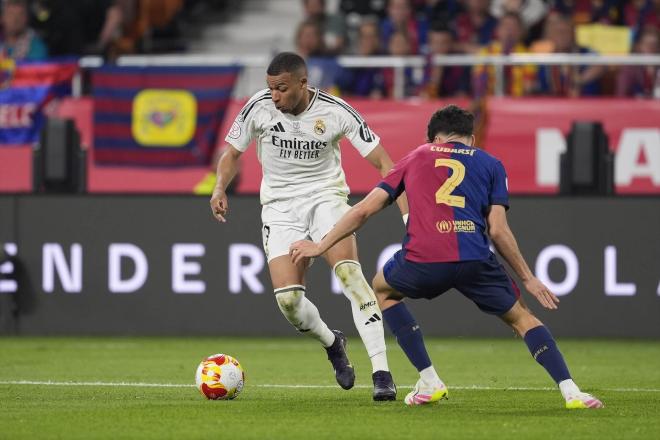 Kylian Mbappé y Pau Cubarsí, en el partido de final de Copa del Rey (Europa Press)
