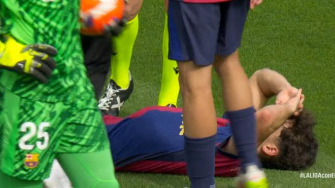 Pau Cubarsí en el momento de su lesión ante el Real Madrid (Movistar +)
