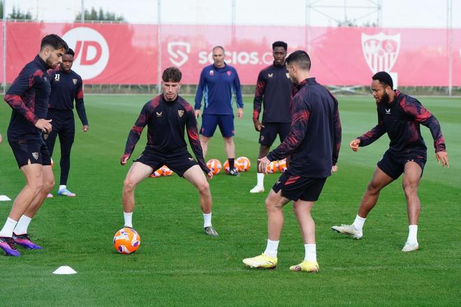 Sambi Lokonga, de fondo, en el entrenamiento de este domingo (Foto: SFC).