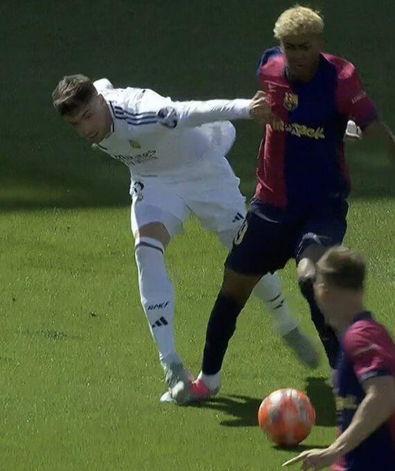 El posible pisotón de Fede Valverde a Lamine Yamal en el segundo gol del Barça (Redes sociales)