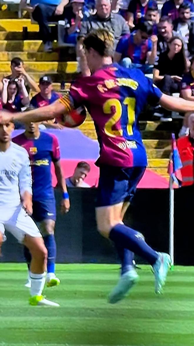 La posible mano de Frenkie De Jong en el gol del empate de Lamine Yamal (Fuente: redes sociales)