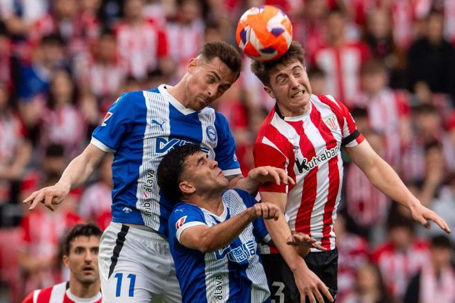 Batalla de Mikel Jauregizar con Toni Martínez ante el Deportivo Alavés en San Mamés (Foto: Athletic Club).