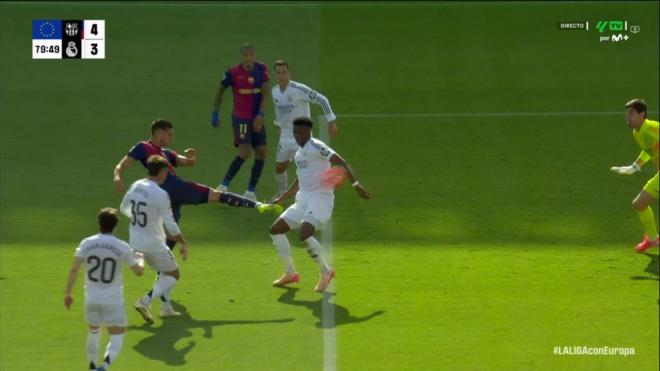 La mano de Tchouaméni que finalmente no acabó en penalti.