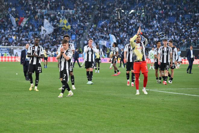 Los jugadores de la Juventus agradecen a sus fans tras igualar con la Lazio (Foto: Cordon Press).