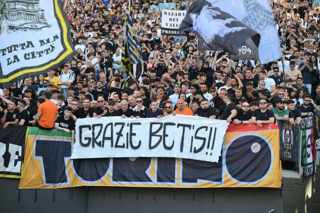 La pancarta de la Juventus agradeciendo al Betis eliminar a la Fiorentina (Foto: Cordon Press).