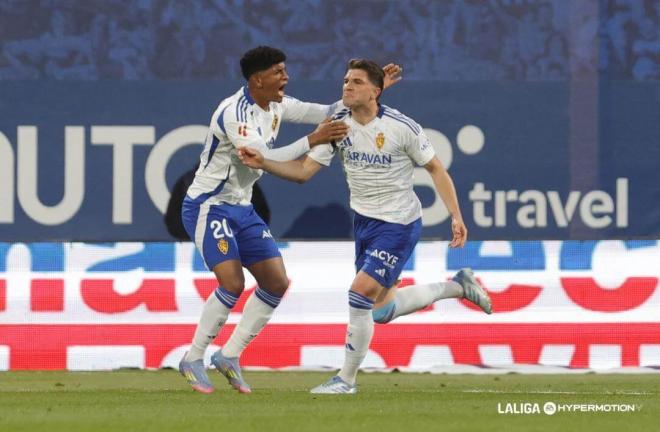 Malcom Adu Ares y Raúl Guti celebran un gol del Real Zaragoza (Foto: LALIGA).