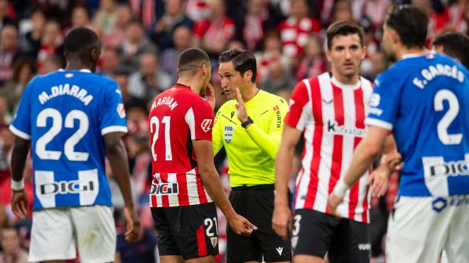 Munuera Montero habla con Maroan Sannadi en el derbi ante el Alavés en San Mamés (Foto: Athletic