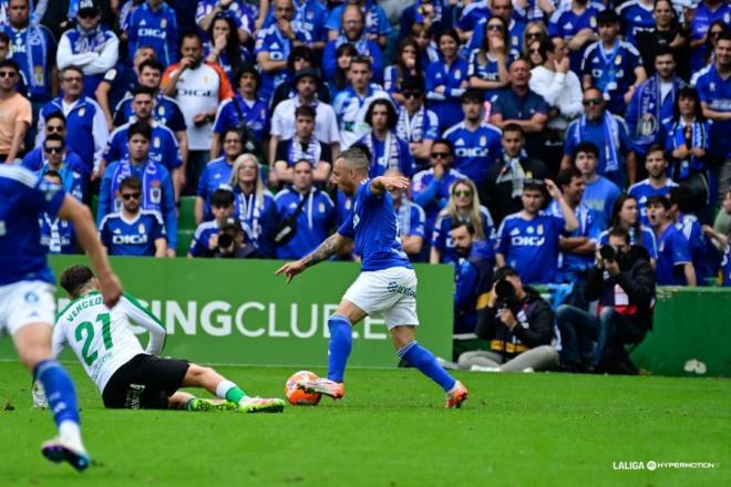 Santi Cazorla conduce el balón en el Racing-Real Oviedo (Foto: LALIGA).