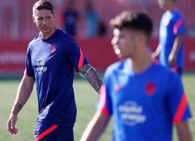 Fernando Torres, dirigiendo un entrenamiento del Atlético de Madrid B (Foto: Atlético).