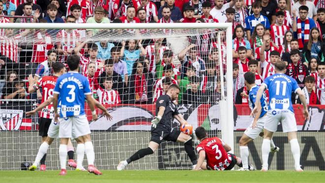 Parada del guardameta Unai Simón en un derbi ante el Deportivo Alavés en San Mamés (Foto: Athletic Club).