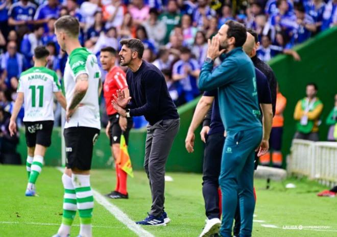 Veljko Paunovic da instrucciones durante el Racing-Real Oviedo (Foto: LALIGA).