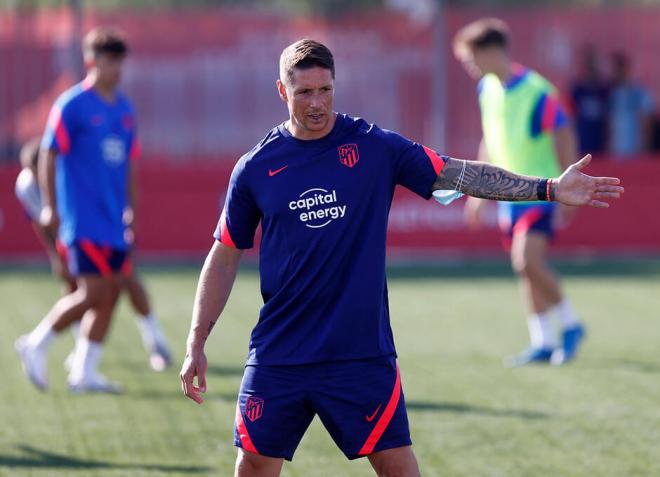 Fernando Torres, dirigiendo un entrenamiento del Atlético de Madrid B (Foto: Atlético).