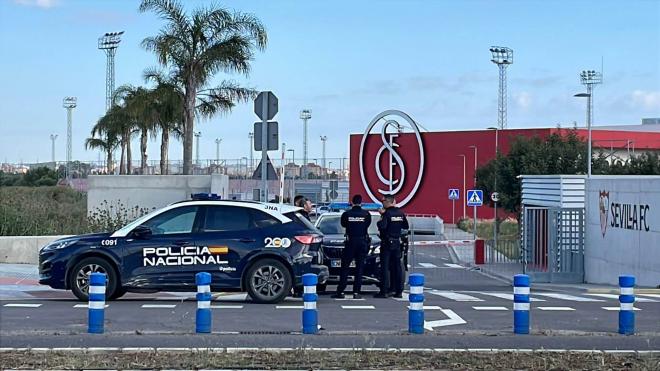 La ciudad depotiva del Sevilla, protegida por la Policía Nacional (Foto: Kiko Hurtado).