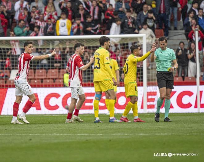 Yeremay Hernández protesta una acción en el Sporting-Deportivo (Foto: LALIGA).