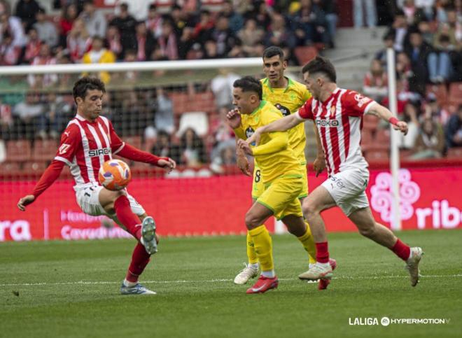 Yeremay Hernández busca llevarse un balón en el Sporting-Deportivo (Foto: LALIGA).