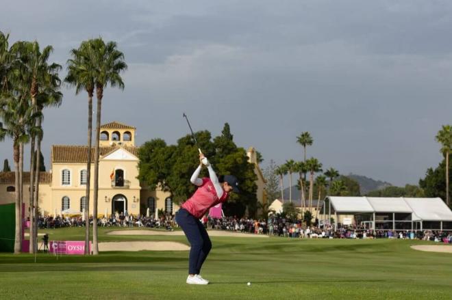 Una golfista realiza uno de sus golpes.