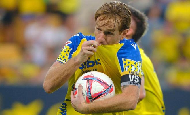Álex Fernández celebra un gol con el Cádiz (Foto: LALIGA).