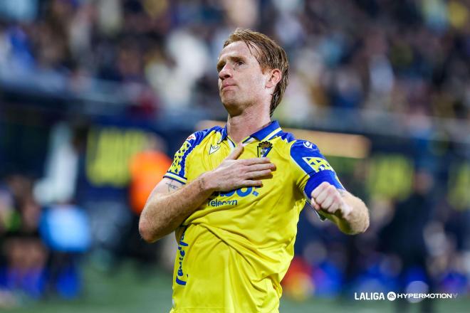 Álex Fernández celebra un gol con el Cádiz (Foto: LALIGA).
