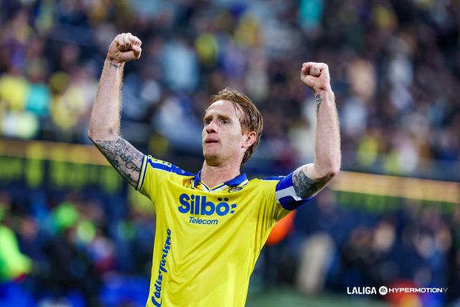 Álex Fernández celebra un gol con el Cádiz (Foto: LALIGA).