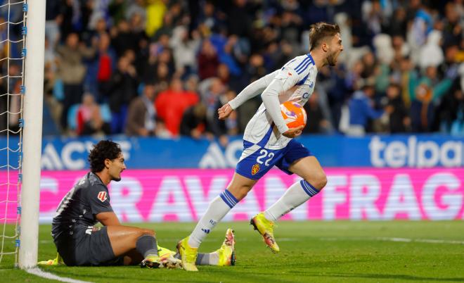 Alberto Marí celebra su gol en el Zaragoza-Cartagena (Foto: LaLiga).