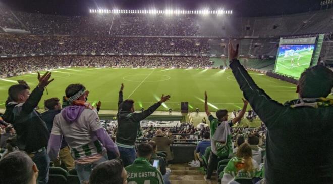 La pantalla gigante para la final de Copa en el Villamarín (Foto: EFE)