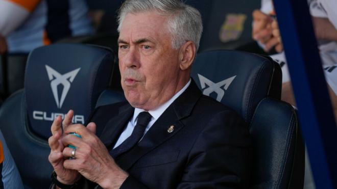 Carlo Ancelotti, en el banquillo del Estadio Olímpico de Montjuic (Foto: EFE)